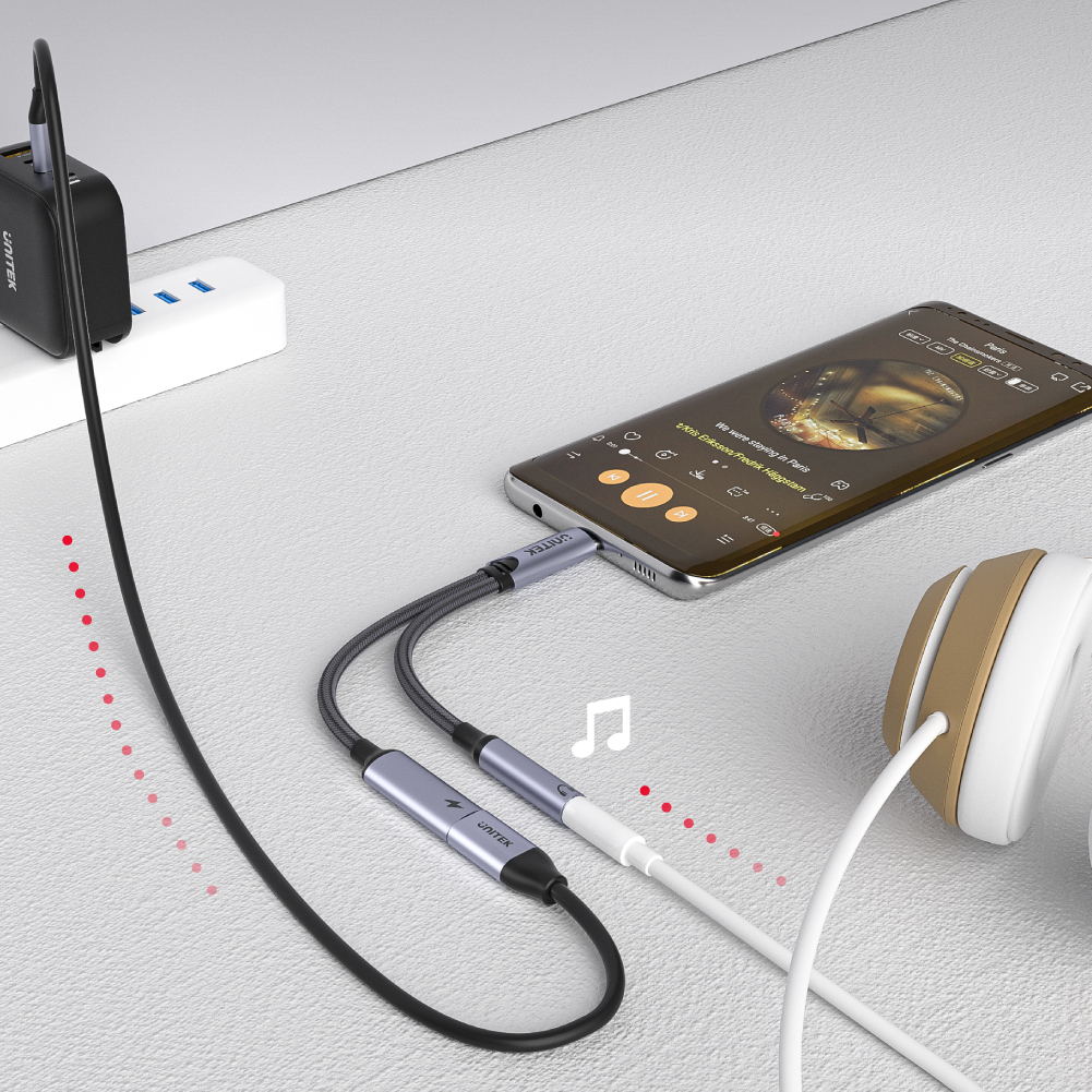 Unitek adapter podłączony do słuchawek
